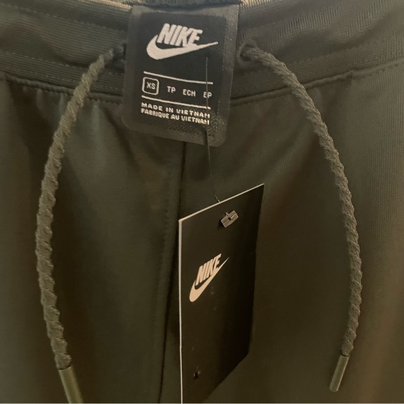 BNWT Nike limited addition midi skirt with side slit zipper - Picture 6 of 7
